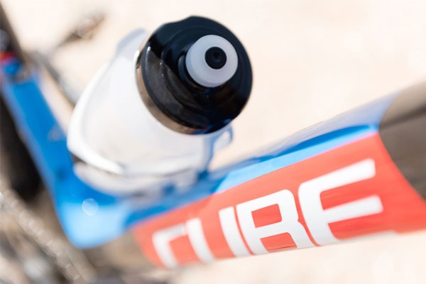 Top view of a Waterbottle on a Cube bike 